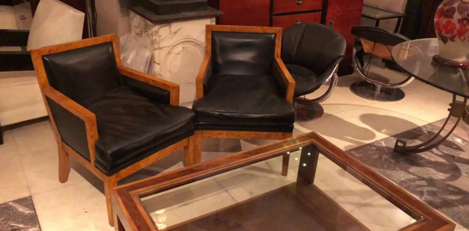 table basse antique en bois dans un environnement élégant