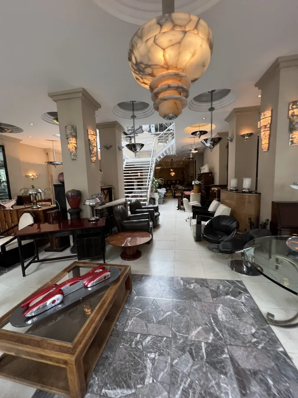 mesa ratona antigua en un ambiente acogedor con otros muebles