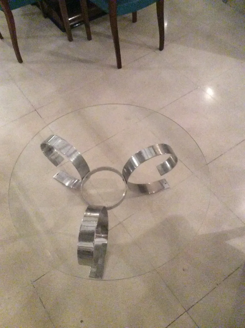 mesa ratona antigua con diseño curvado en el centro y base con arco