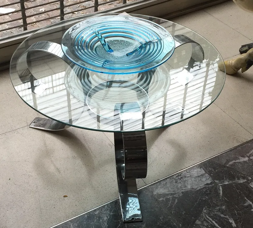 Mesa ratona antigua con diseño de vidrio y patas elegantes