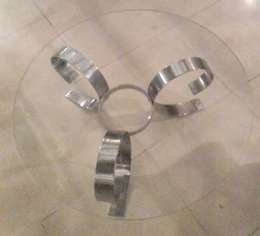 Antiker Couchtisch mit eleganter Basis in einem gemütlichen Raum.