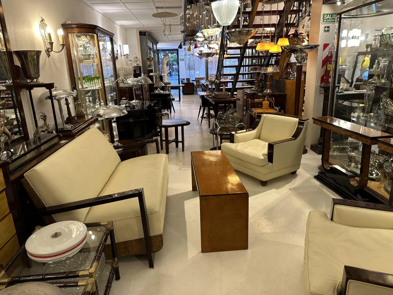 tavolino da caffè antico con design elegante in un ambiente classico