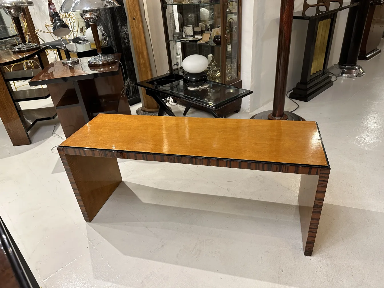 table basse antique avec finition brillante et bord décoratif, dans un cadre élégant