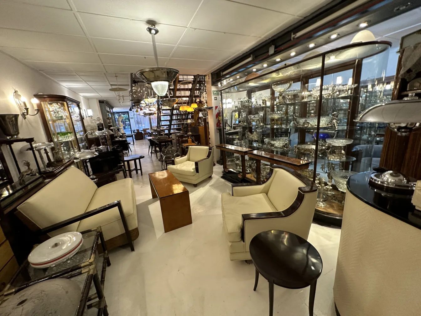 tavolino da caffè antico in un salone elegante