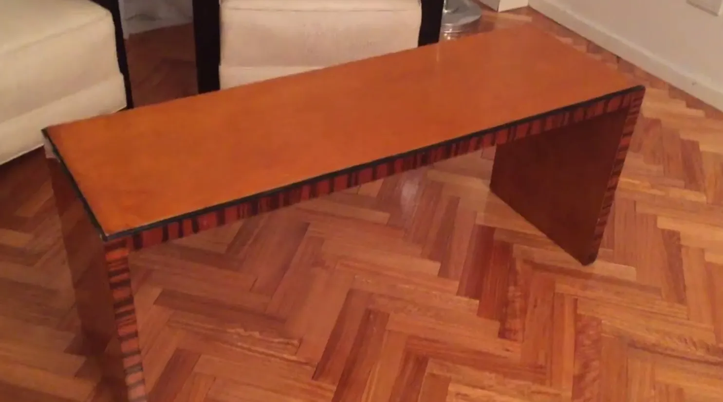 antiker Couchtisch mit eleganter Oberfläche in gemütlichem Ambiente