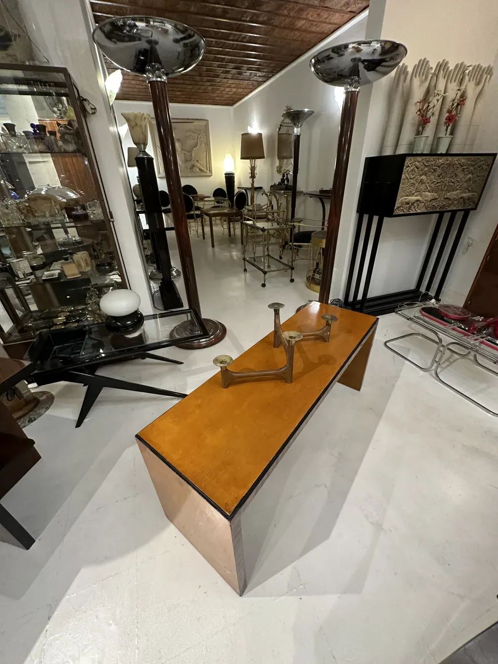 tavolino da caffè antico in un ambiente artistico con lampade e decorazioni