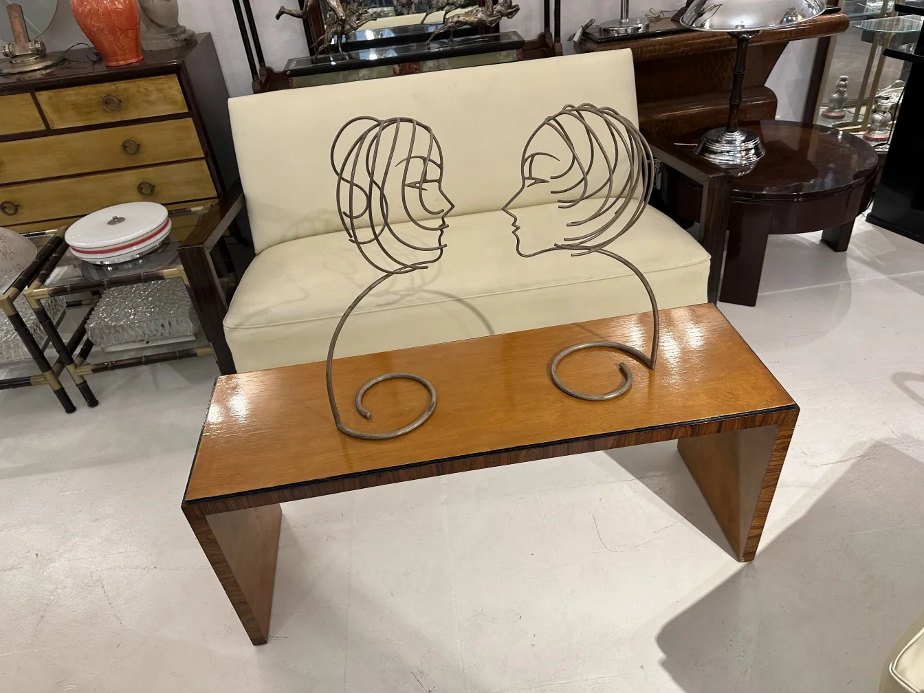 table basse antique avec figure décorative au centre