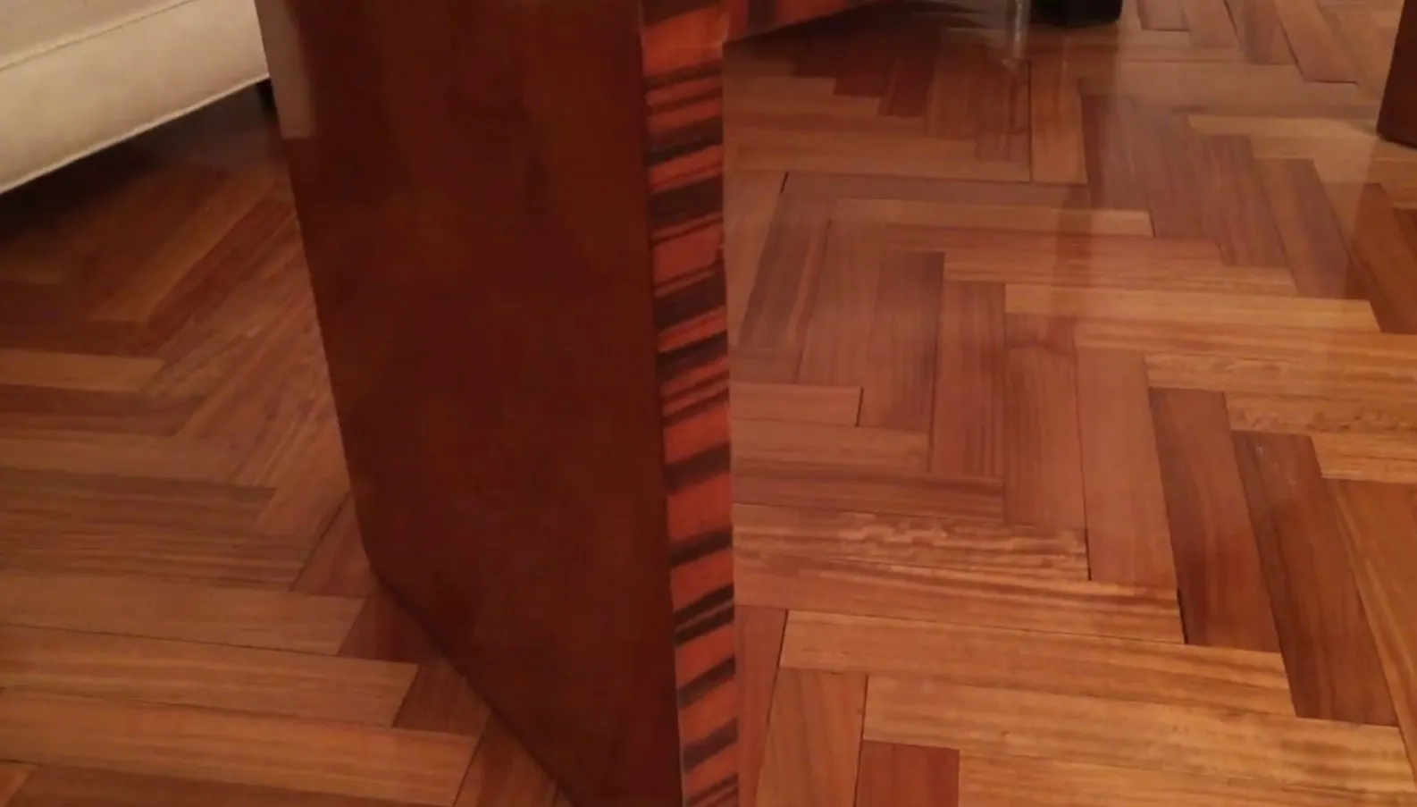 table basse antique avec un design élégant dans un cadre accueillant