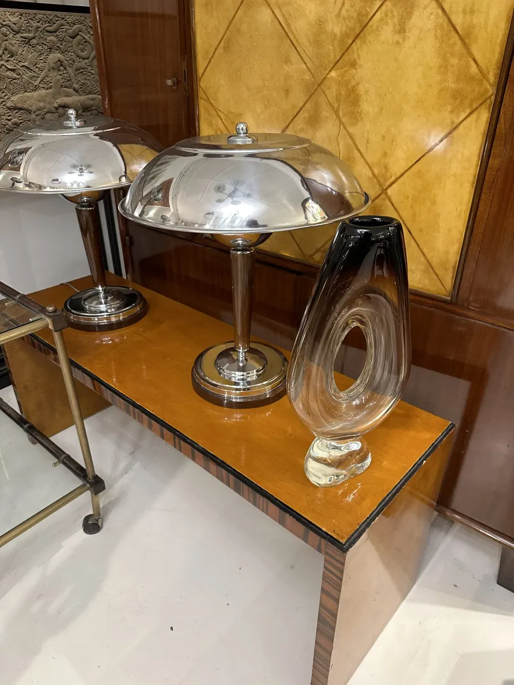 mesa de centro antiga com detalhes elegantes, em um ambiente clássico