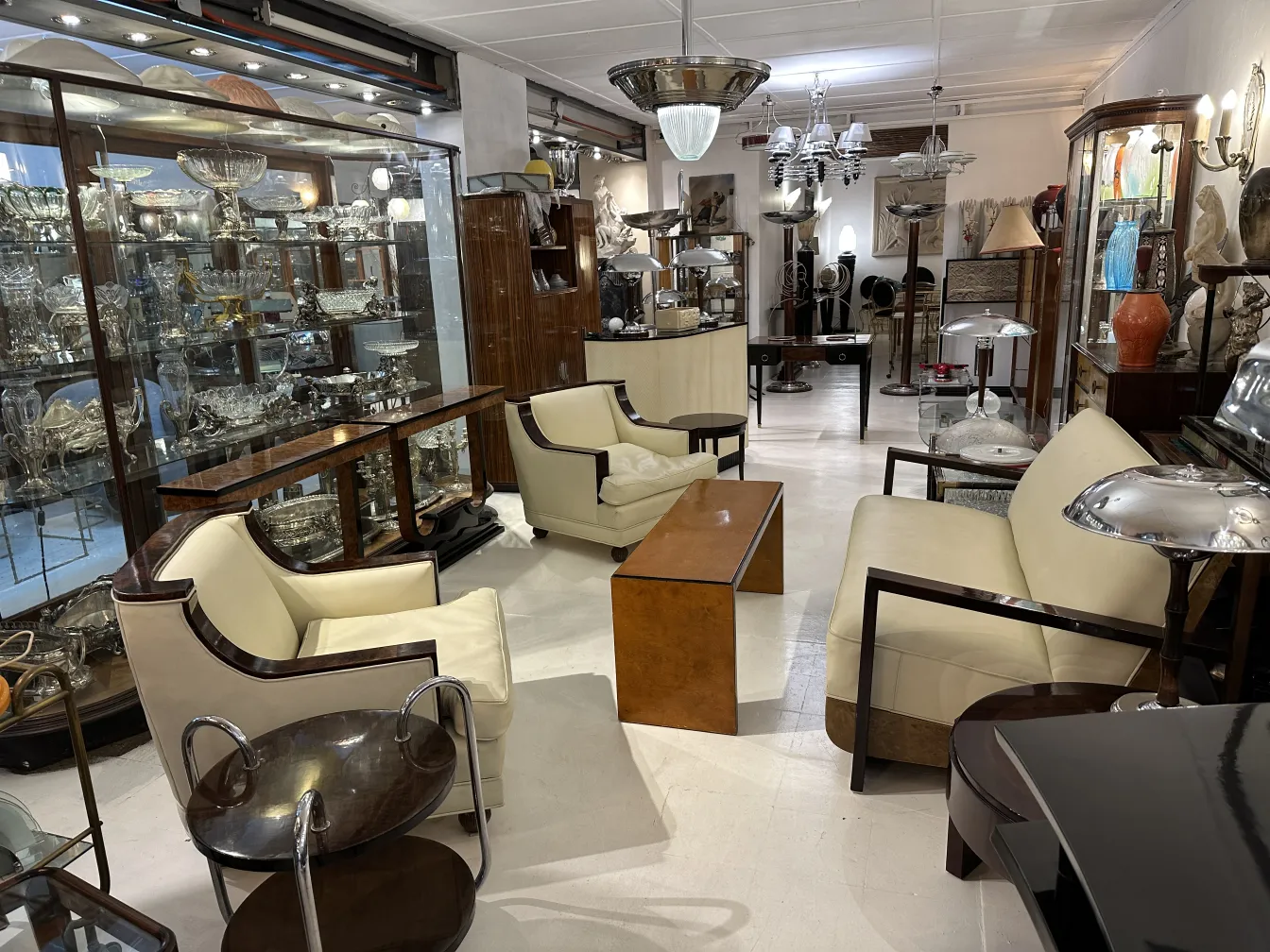 Tavolino da caffè antico in una stanza piena di decorazioni eleganti e antiquariato