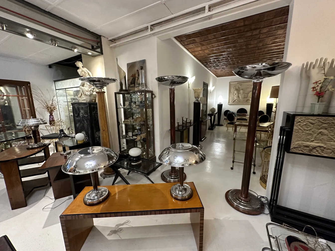 Mesa ratona antigua con diseño elegante y lámparas de mesa.