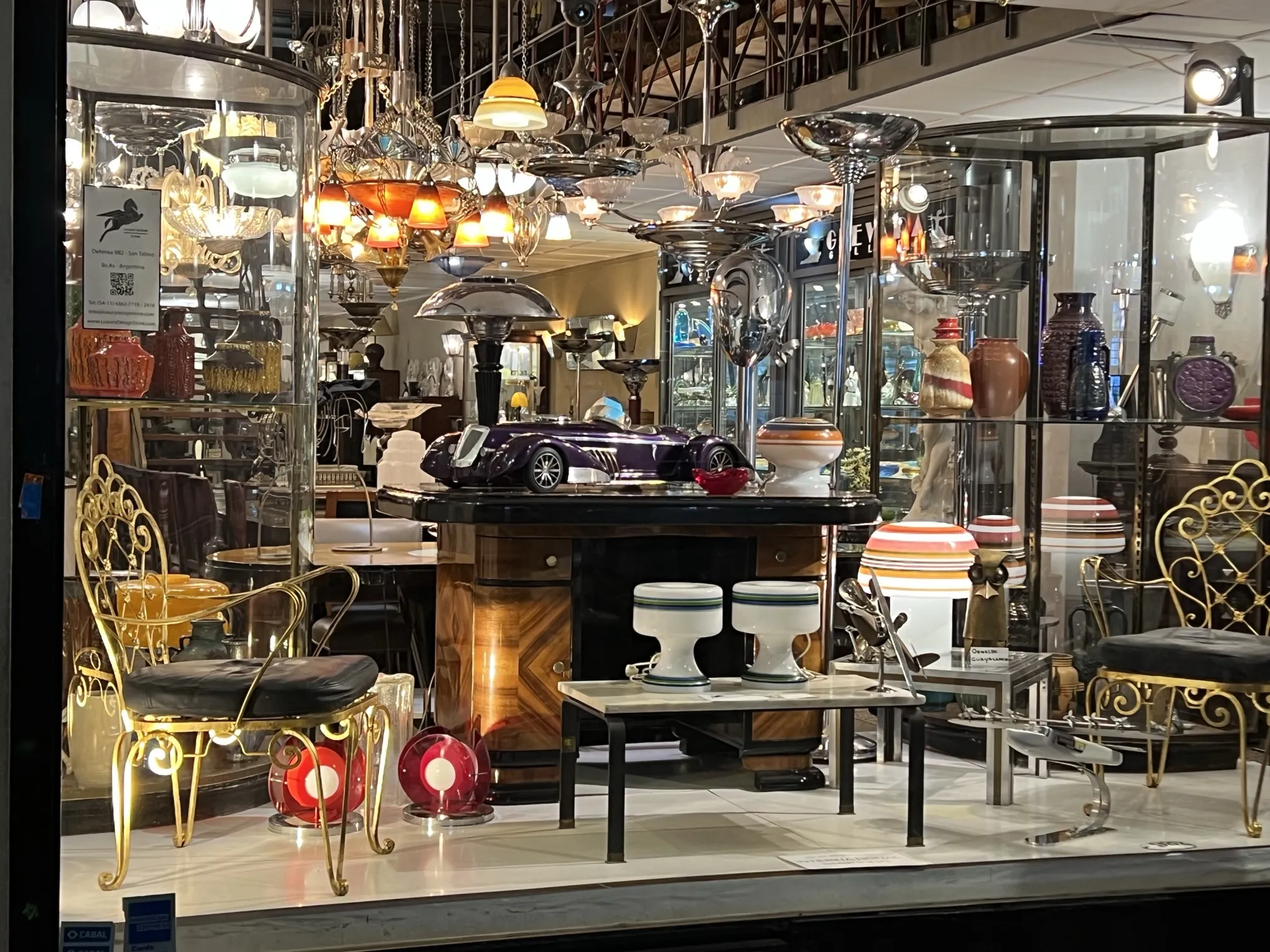 古董茶几展示，周围环绕着灯光和装饰