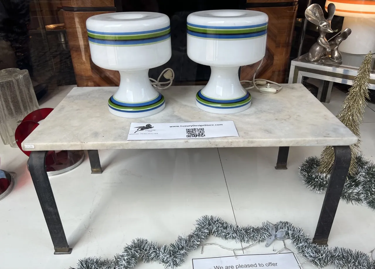 mesa ratona antigua con luces decorativas en un entorno moderno