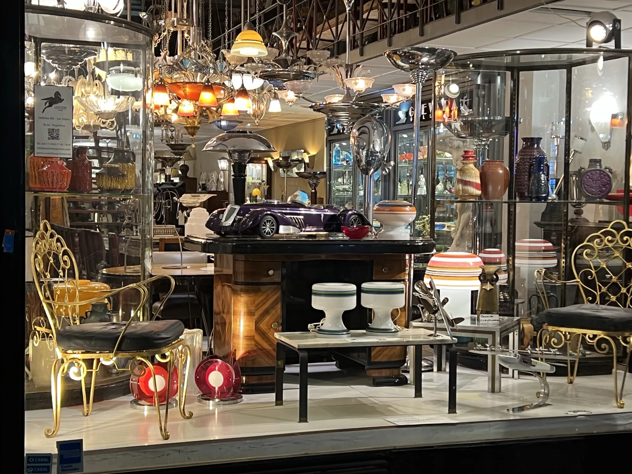 Tavolino da caffè antico in un ambiente con arredamenti vintage e luci