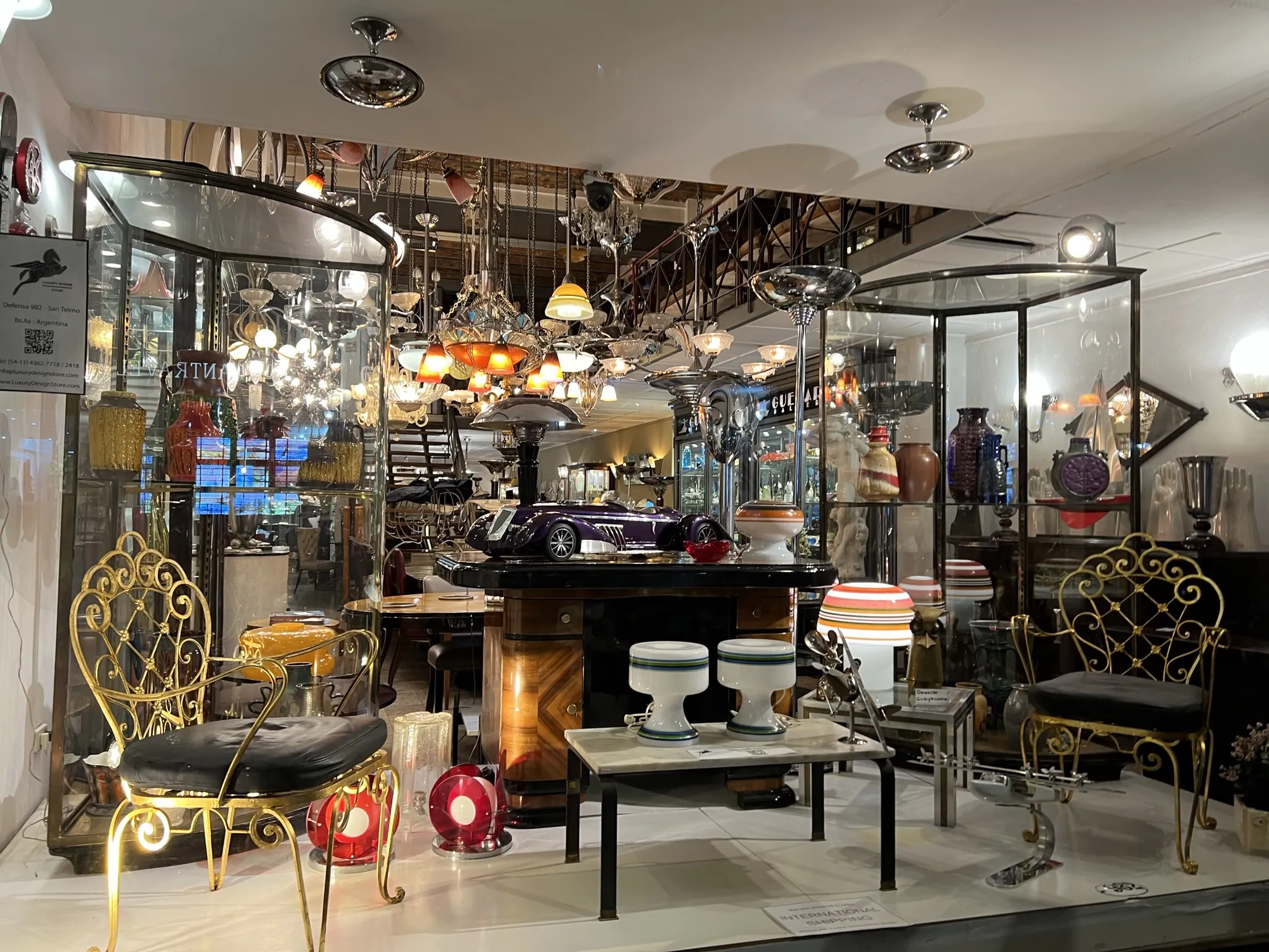 tavolino da caffè antico decorativo in un ambiente elegante