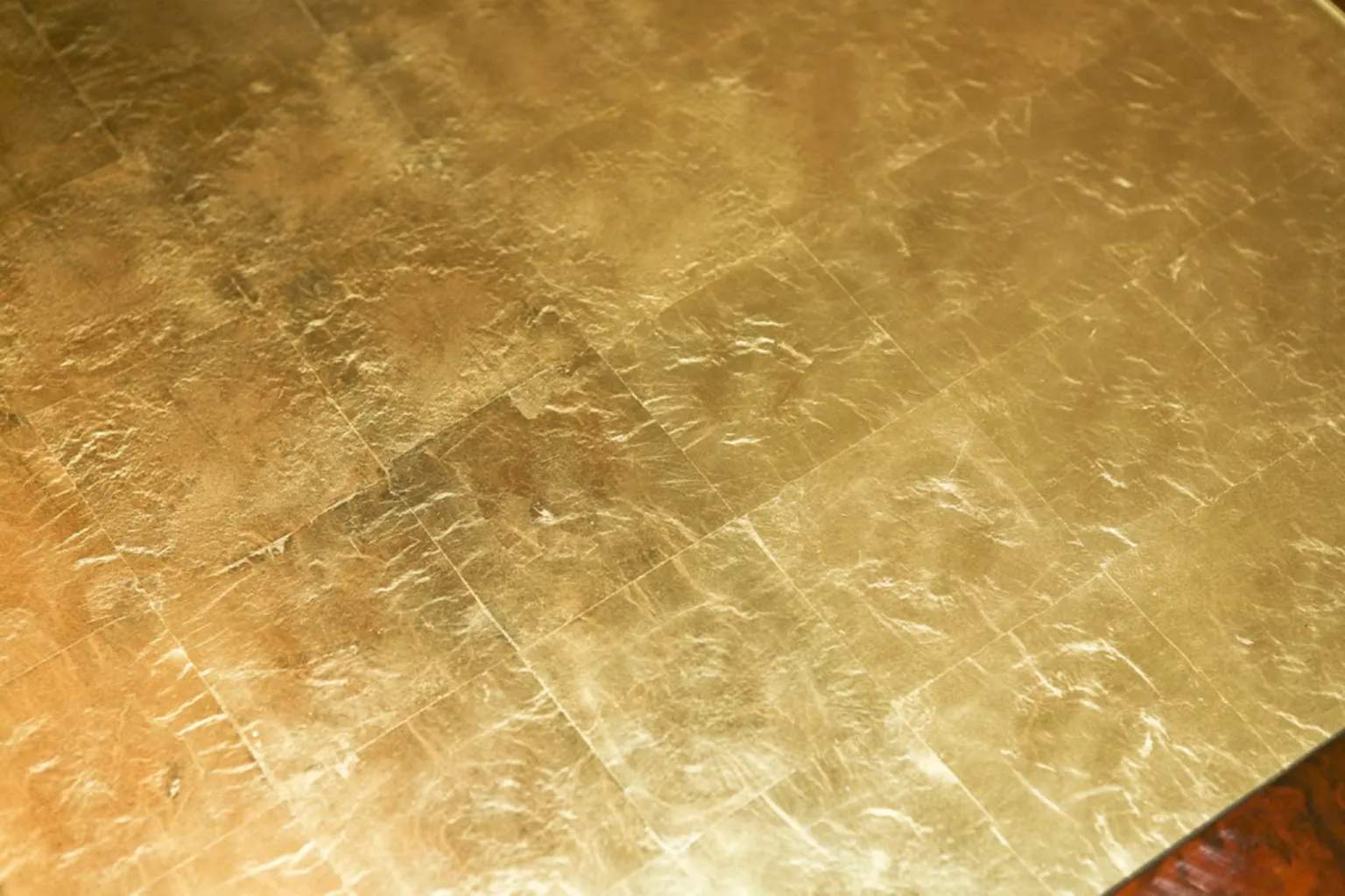 table basse antique avec surface dorée, élégante et unique dans un environnement chaleureux