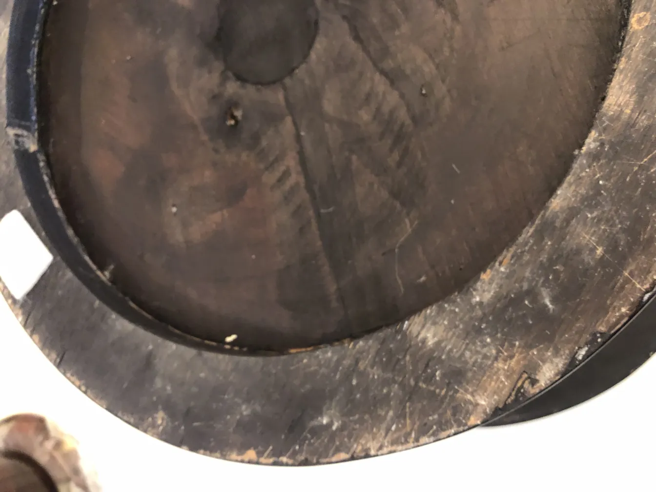 mesa pequeña antigua con detalles desgastados