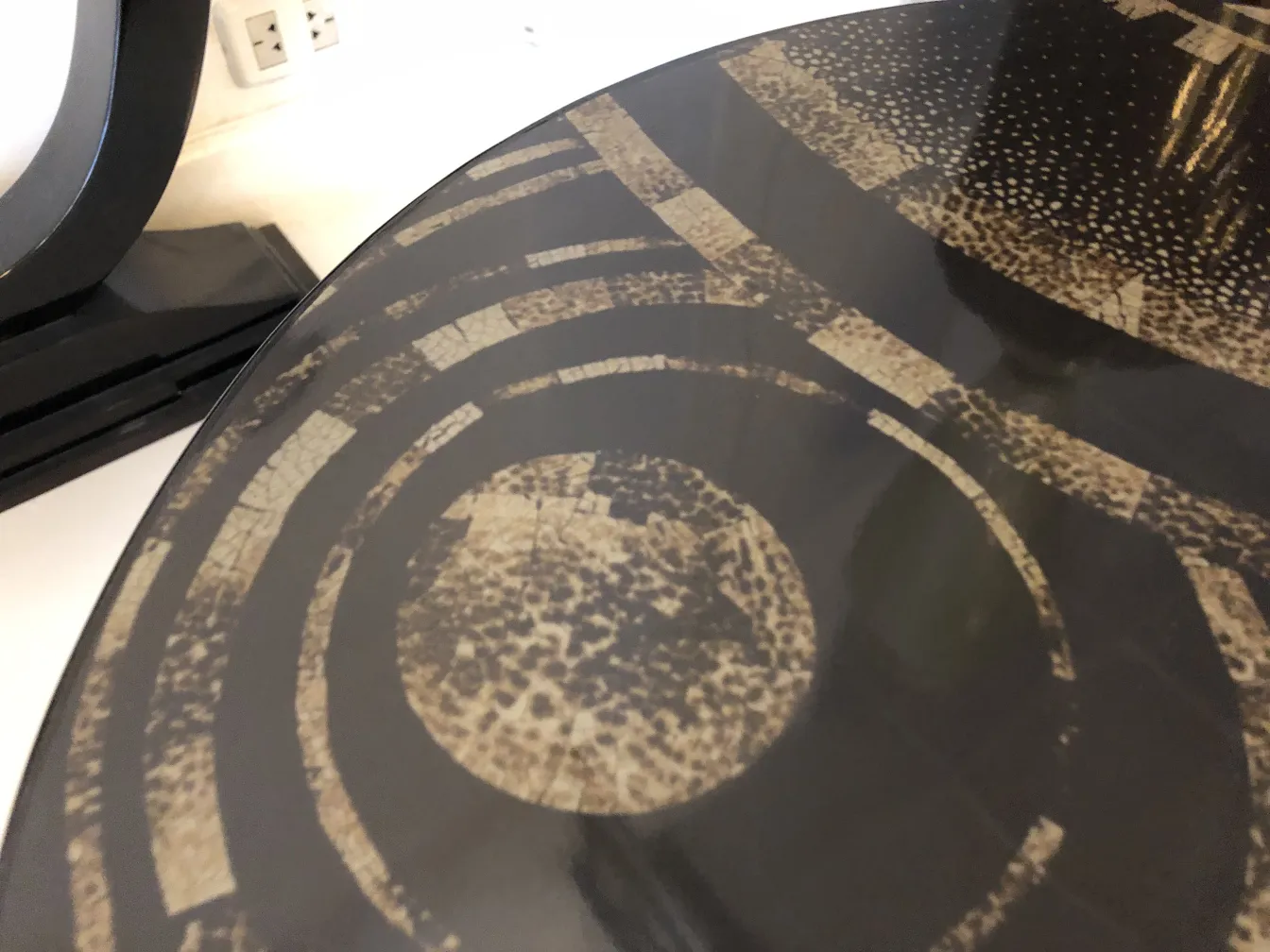 Antiker kleiner Tisch mit geometrischem Muster oben.