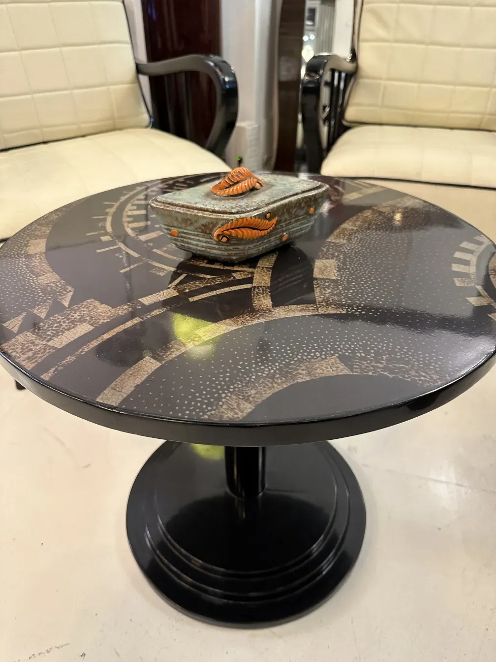 ancienne petite table avec design décoratif sur la surface