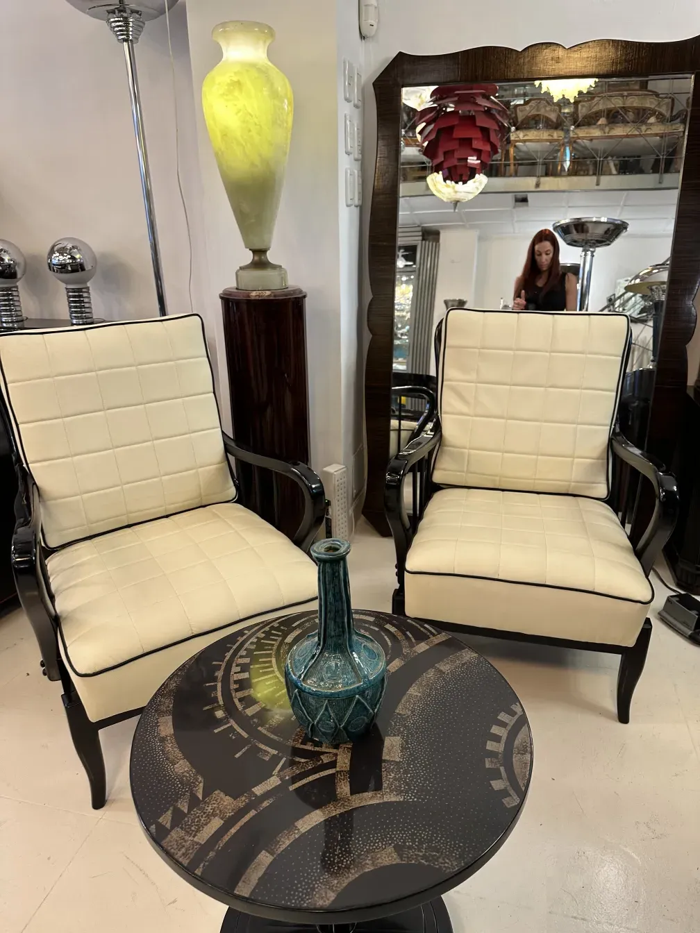 带装饰细节和花卉的古董小桌子