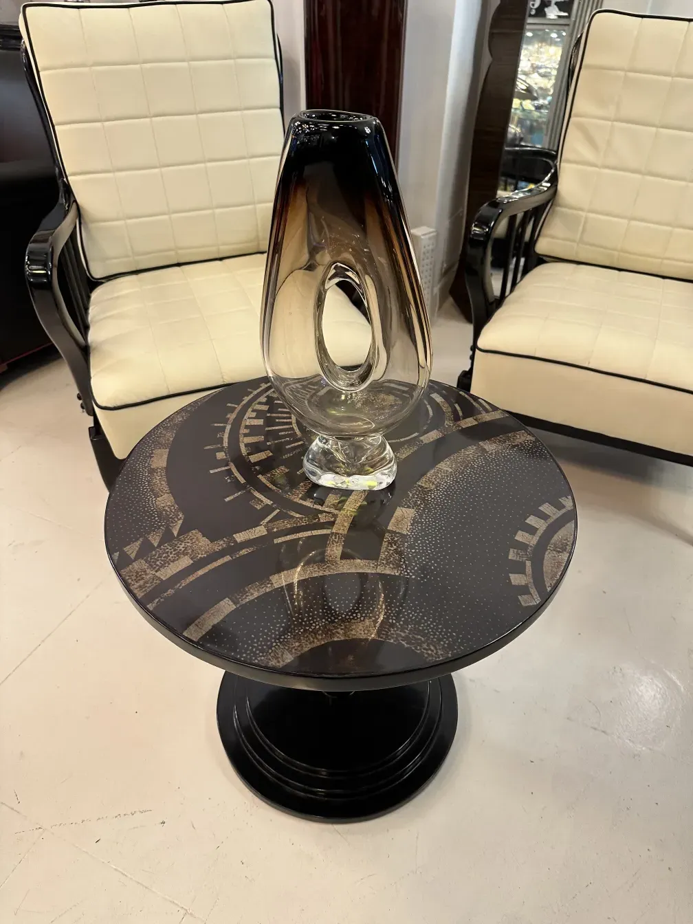 Tavolino antico con design elegante, adornato con un vaso