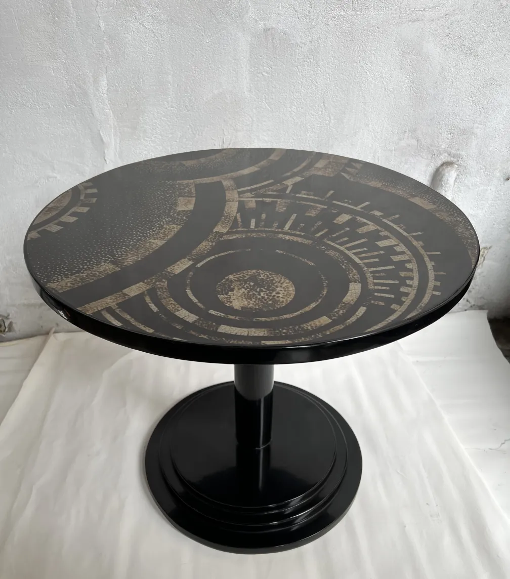 Petite table ancienne avec un design géométrique dans un environnement lumineux.