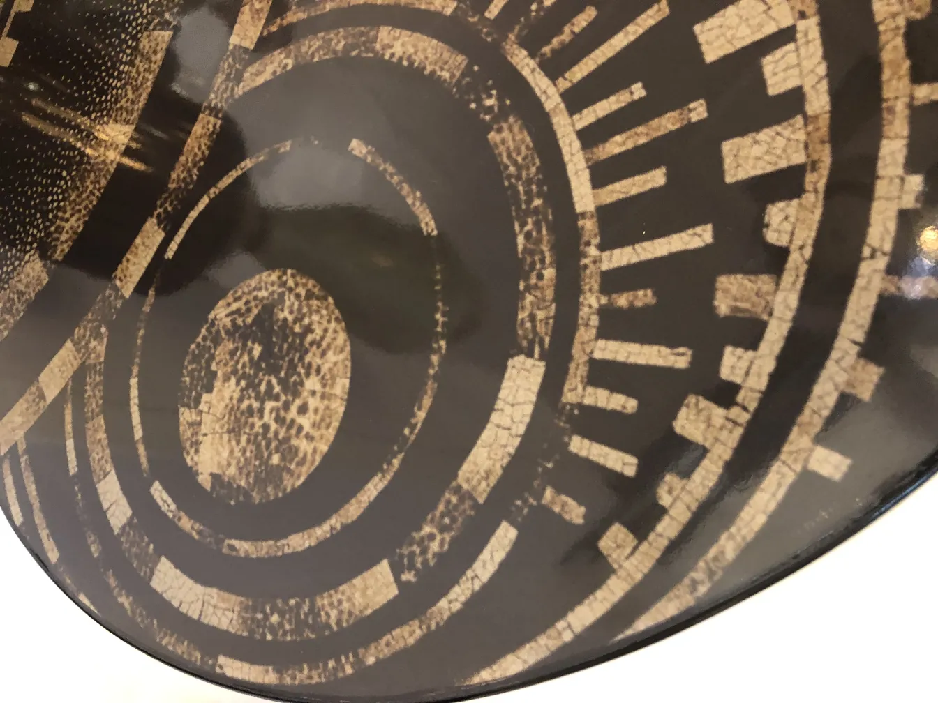 tavolino antico con design decorativo e sfondo scuro