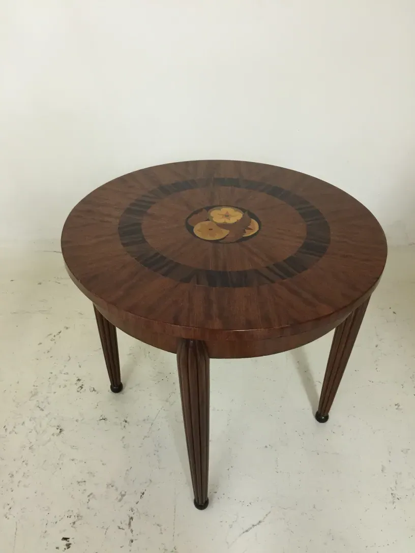 petite table antique ronde avec motif floral