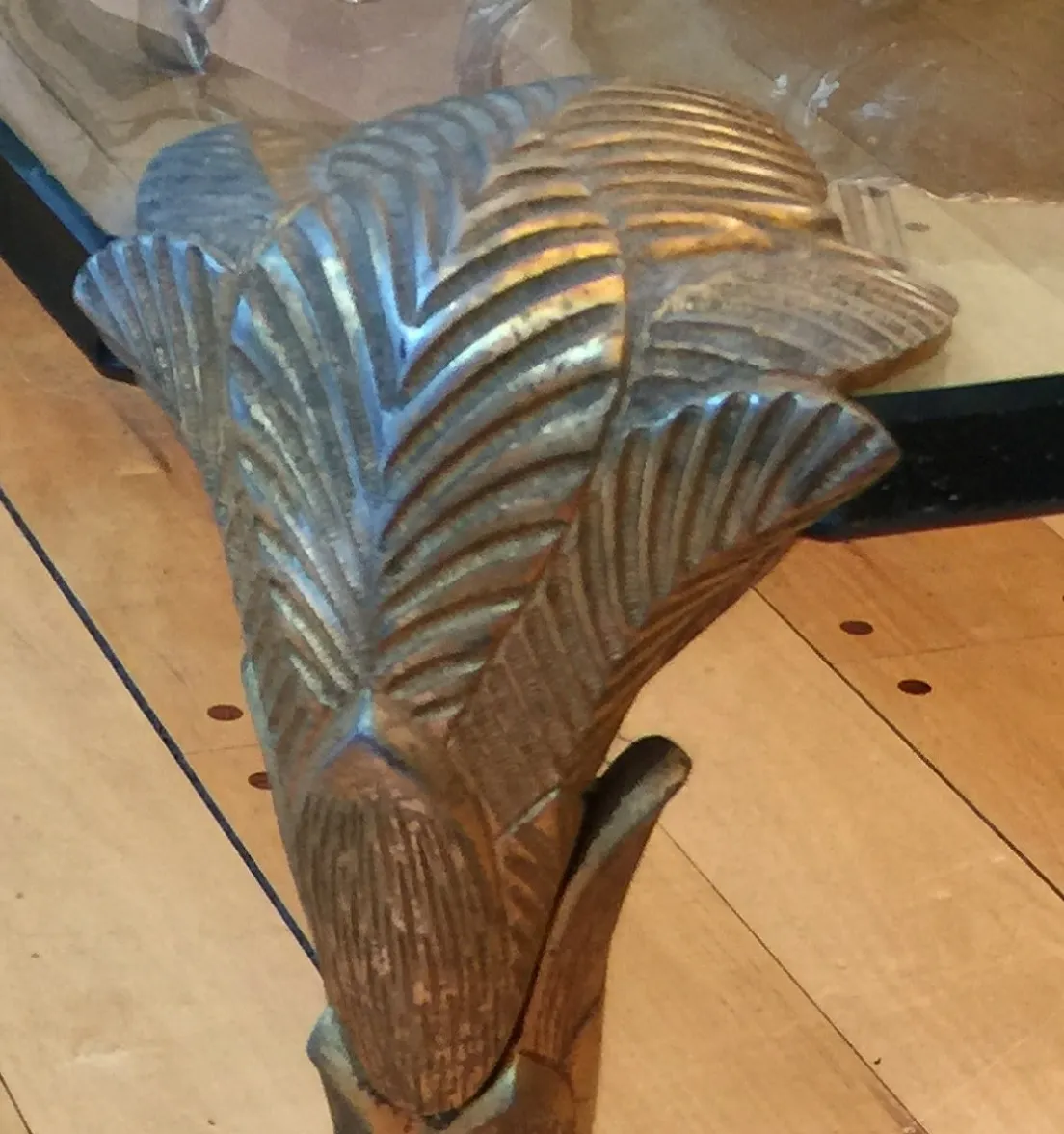 table basse ancienne avec motifs en forme de feuille