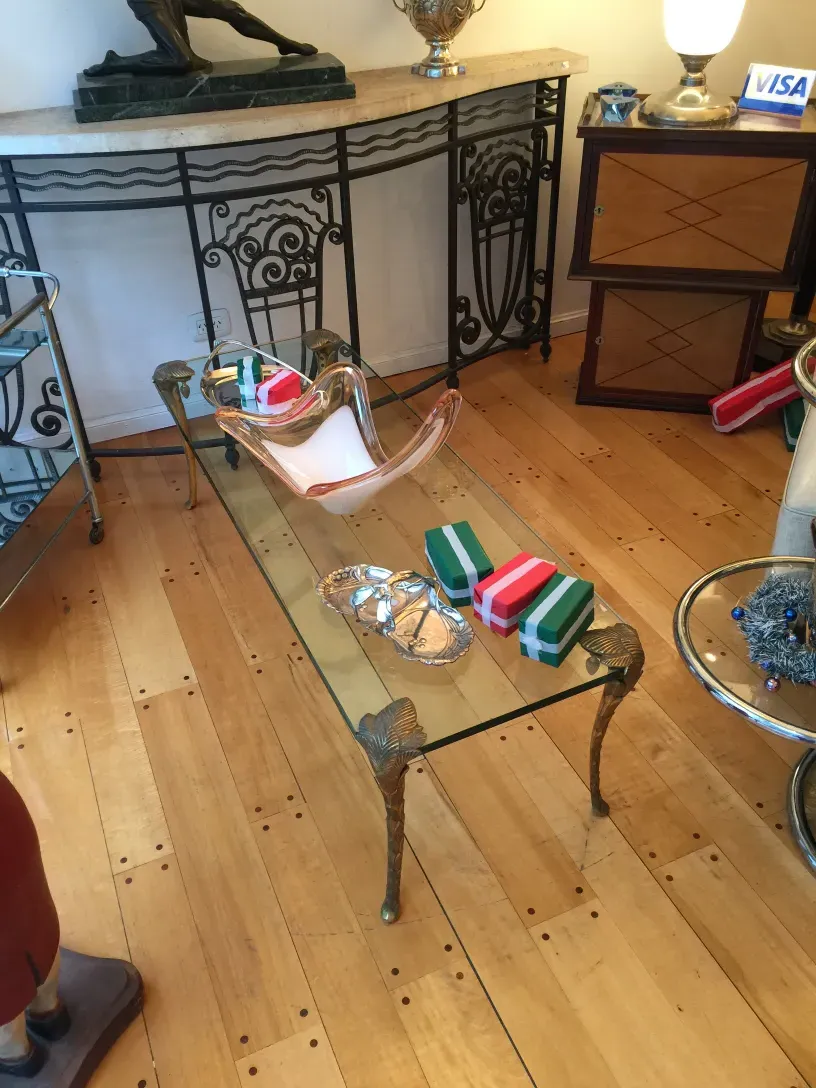 Tavolino da caffè antico di Maison Charles con design elegante, circondato da decorazioni in un ambiente accogliente.