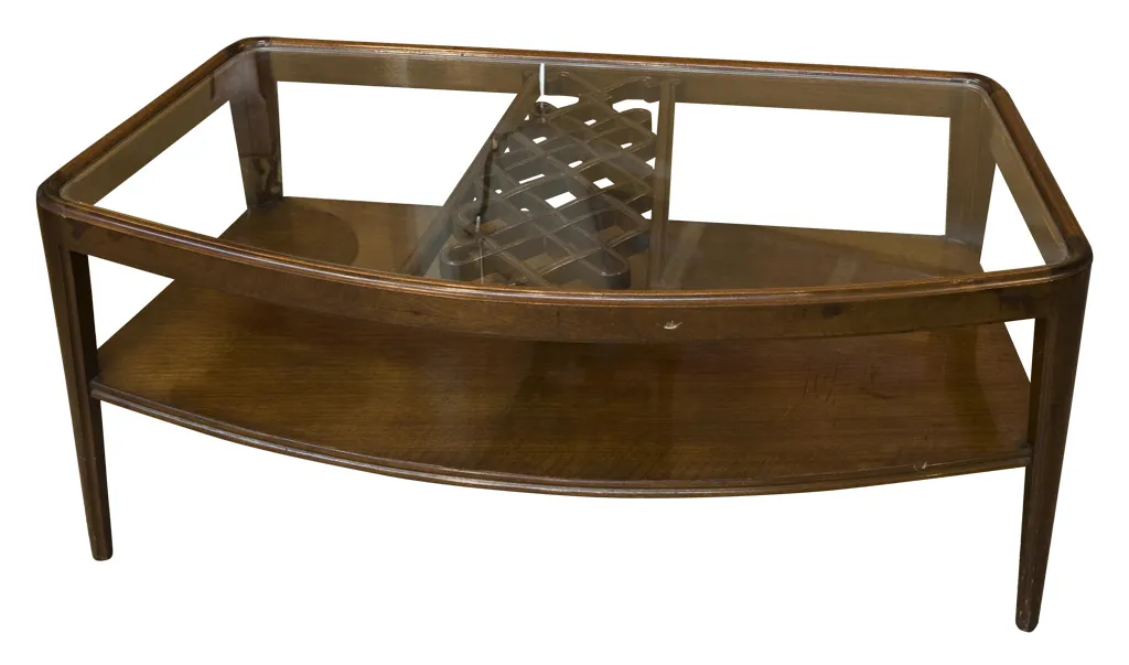 antiker couchtisch mit elegantem design und geschwungenen beinen, gemütliche atmosphäre