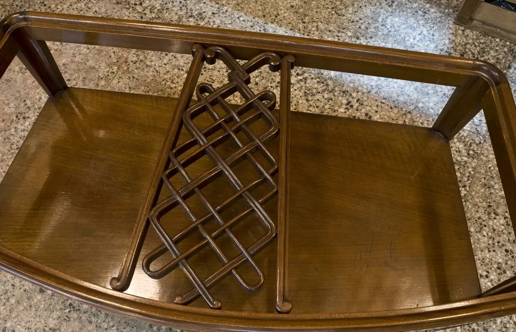 mesa ratona antigua con diseño sencillo y elegante, ambientada de forma acogedora.