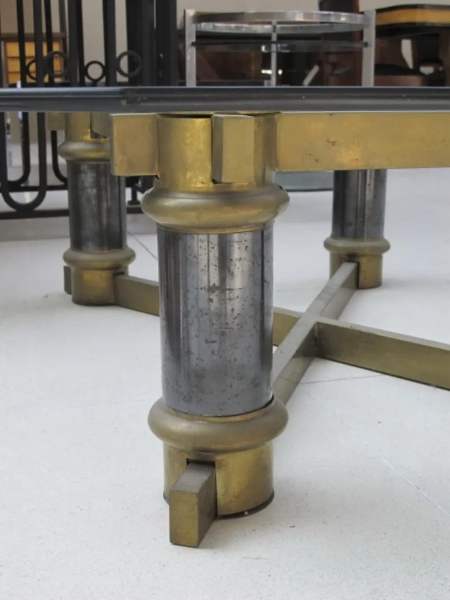 антикварный журнальный столик с золотой основой и декоративными ножками