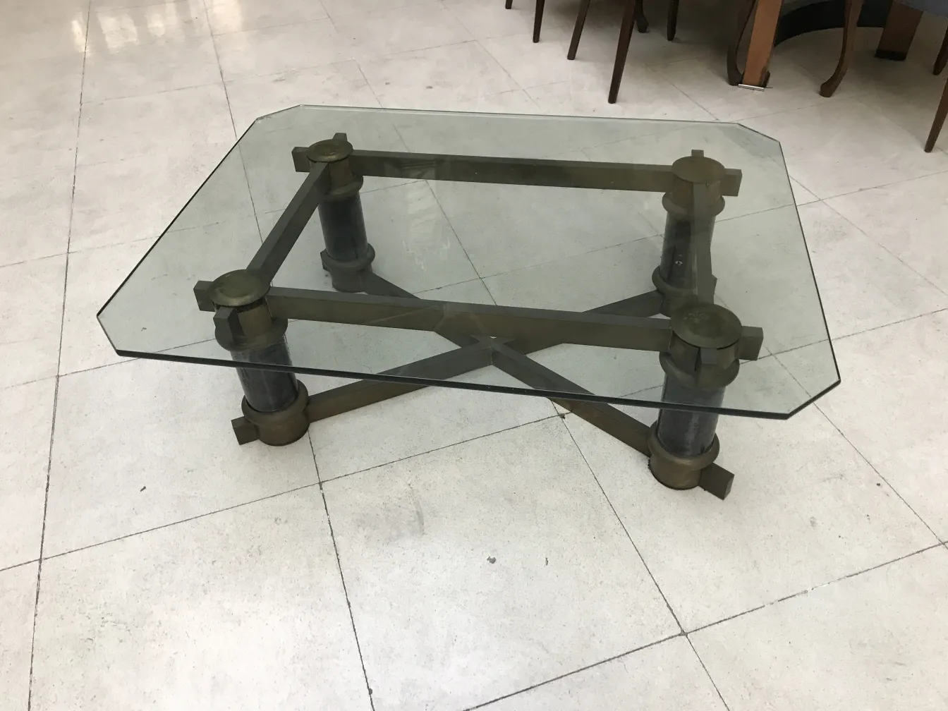 mesa de centro antiga com tampo de vidro e base artística