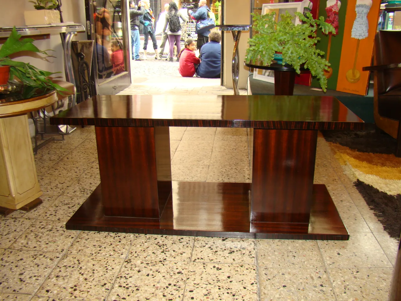 Mesa ratona antigua de diseño con base sólida en un entorno acogedor