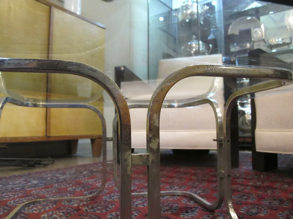 tavolino da caffè antico con design elegante e gambe curve