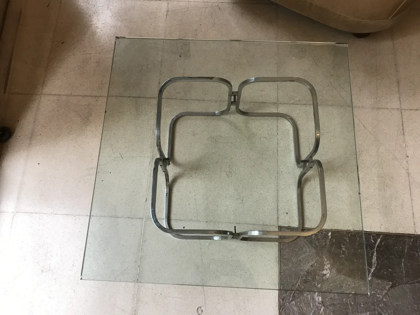 mesa ratona antigua con patas de metal y vidrio