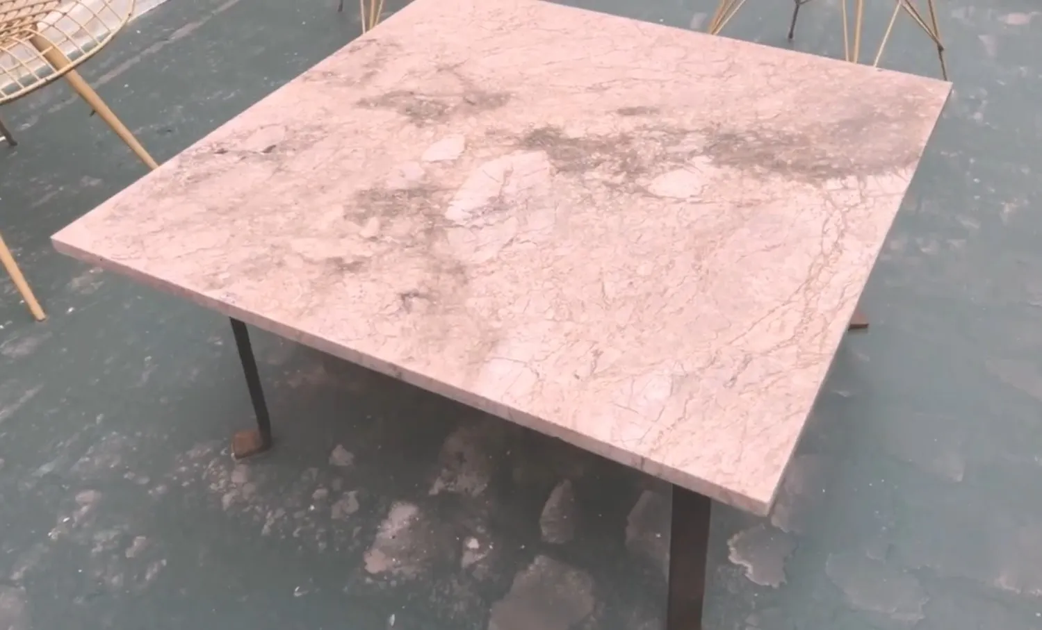 Antiker Couchtisch mit stilvollem Design auf sauberem Hintergrund