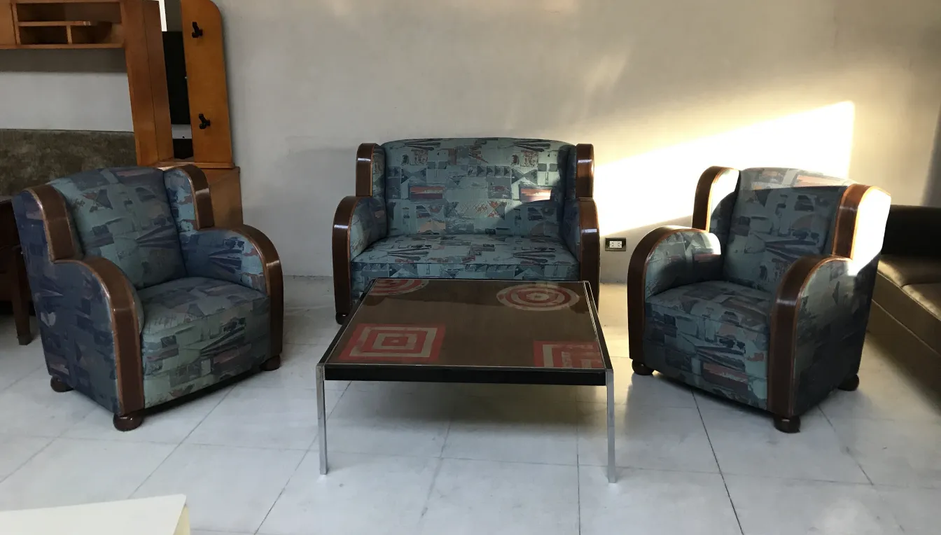 Antiker Couchtisch in einem gemütlichen Ambiente mit Sesseln