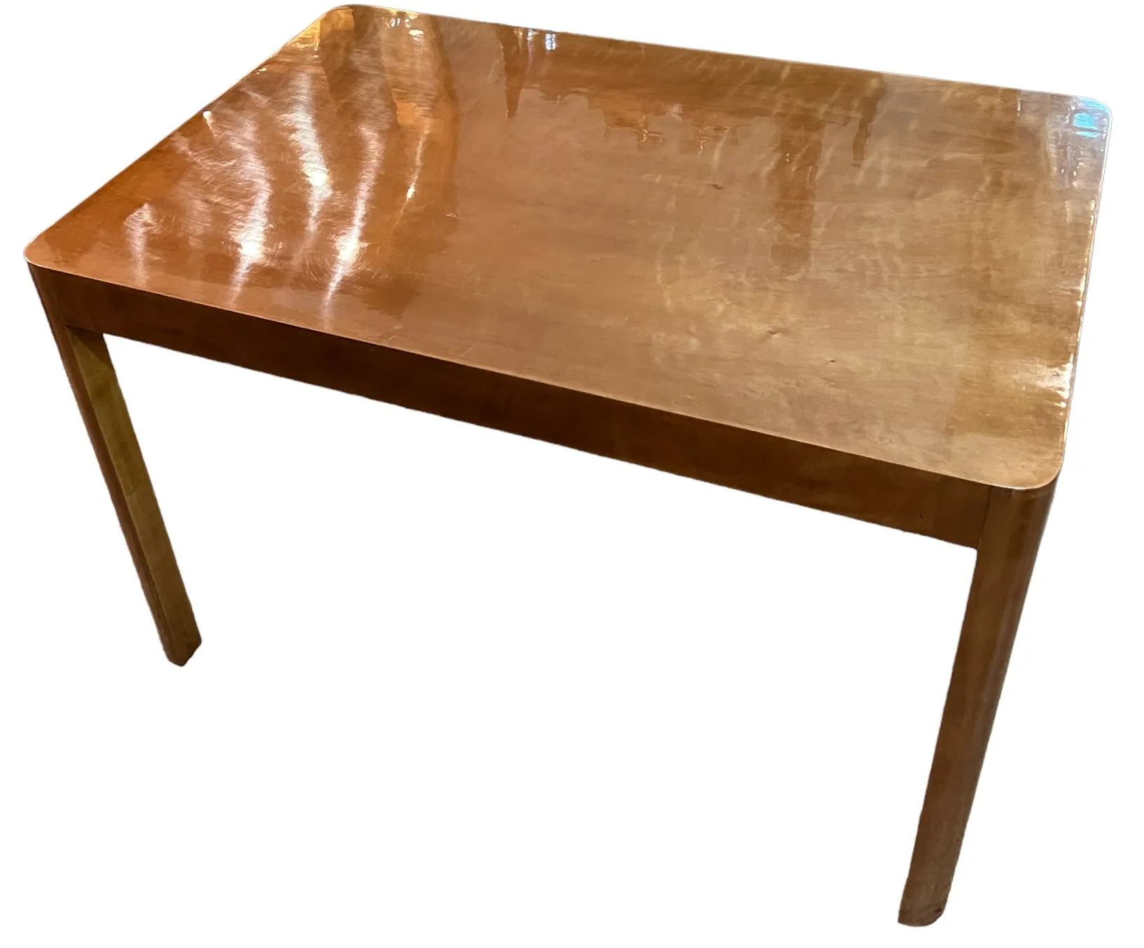 table basse antique de forme rectangulaire dans un cadre décoratif