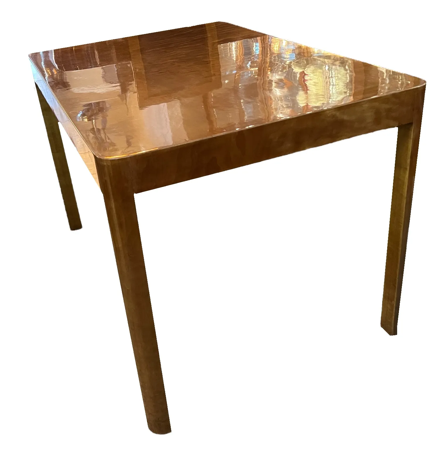 mesa ratona antigua con superficie brillante y patas rectas