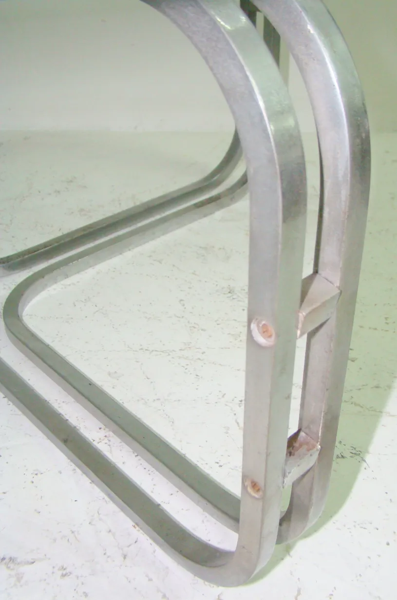 पुरानी कॉफी टेबल आर्ट डेको के साथ अनोखी संरचना और वातावरण में शान