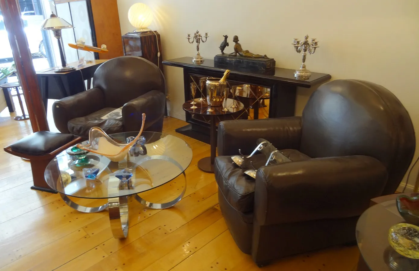 mesa ratona antigua art deco con forma redonda, decorada con detalles elegantes, en un ambiente acogedor