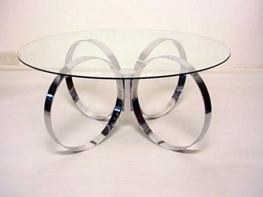 mesa ratona con diseño art deco, estructura distintiva, ambiente elegante