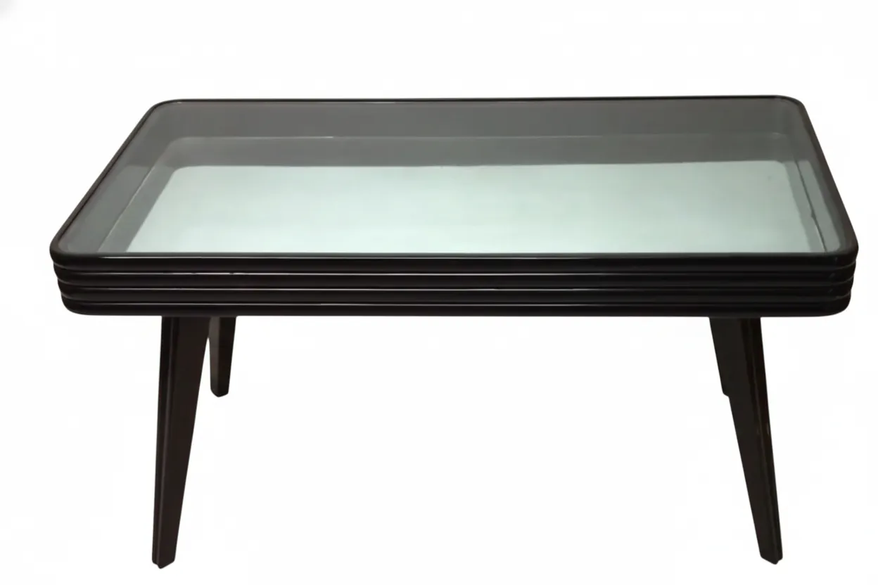 mesa ratona antigua con acabado elegante y patas estilizadas en un ambiente acogedor.