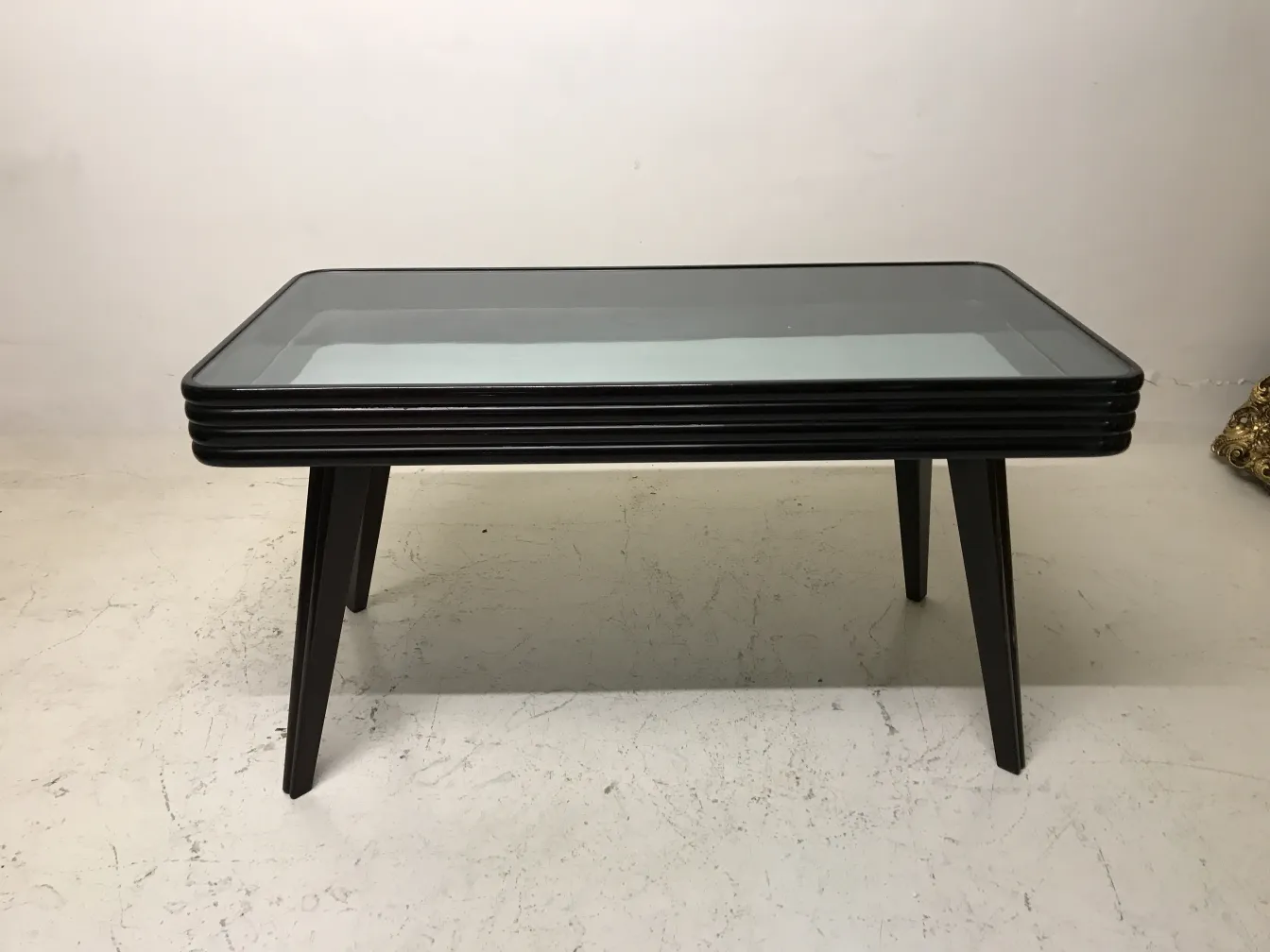 mesa de centro antiga com pernas elegantes