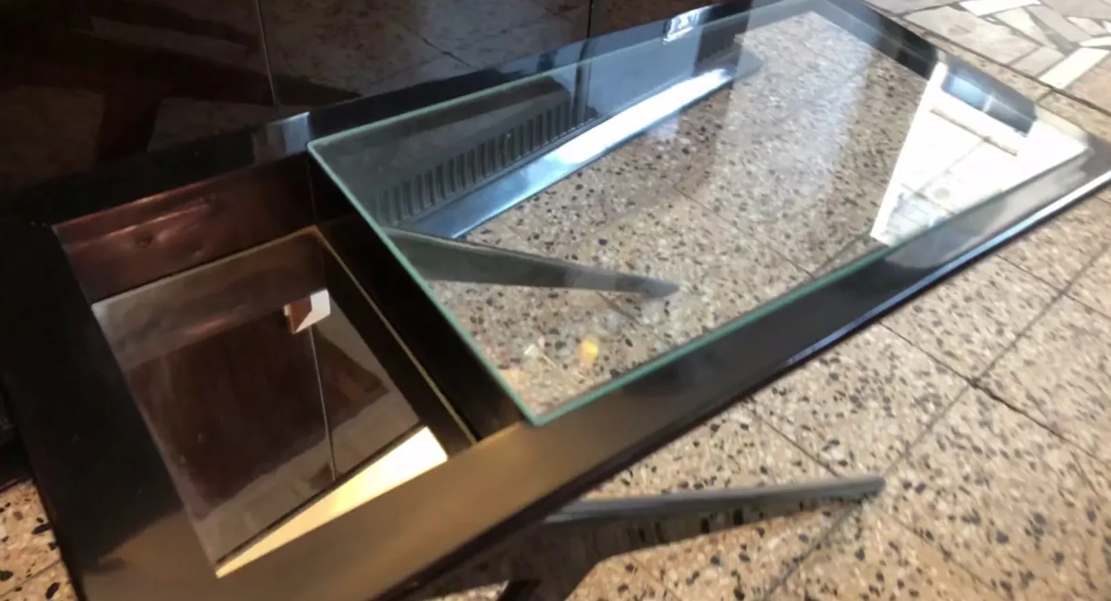 table basse ancienne avec plateau en verre, cadre élégant