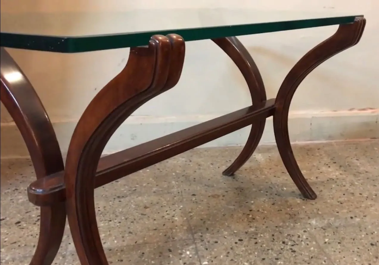 mesa ratona antigua con una base curvada en madera, decorativa y elegante en un entorno acogedor