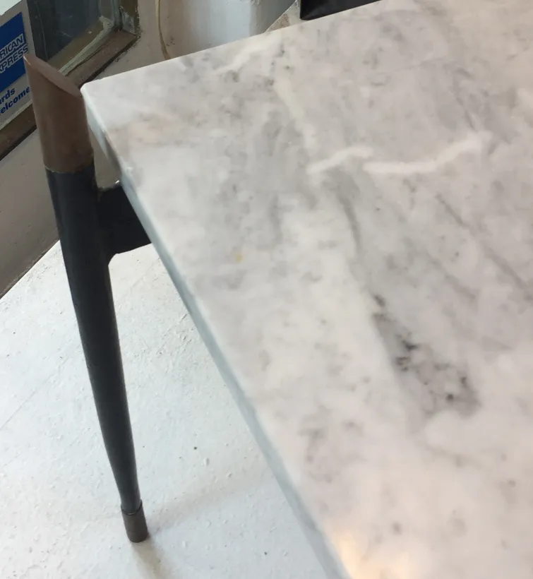 table basse antique des années 1960 au design classique