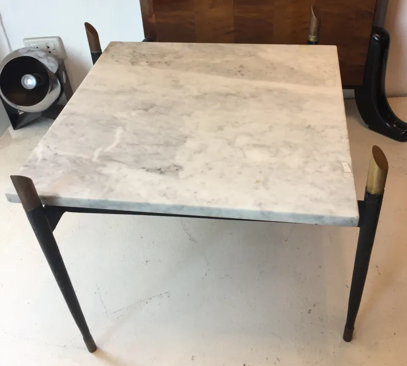table basse antique avec design élégant et pieds stylisés dans un cadre moderne